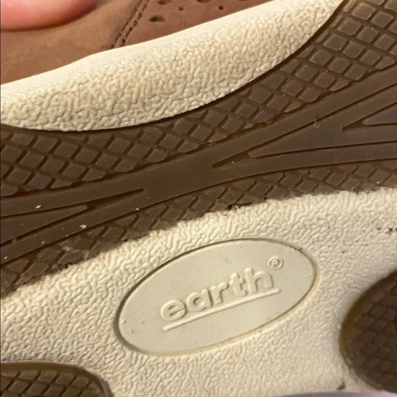 Leather Earth Brand Brown Casual Sneakers, nice condition - Picture 8 of 8